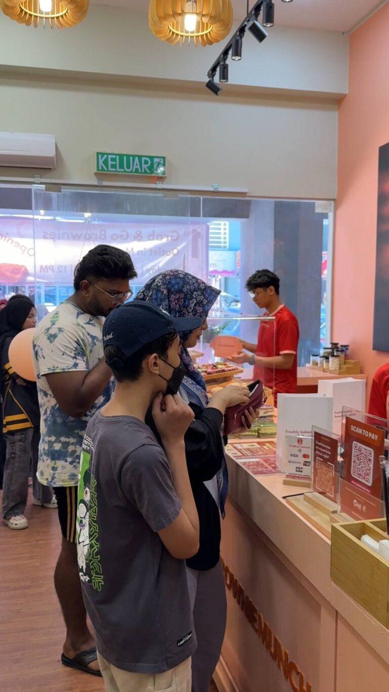 crowd-browniemunch17